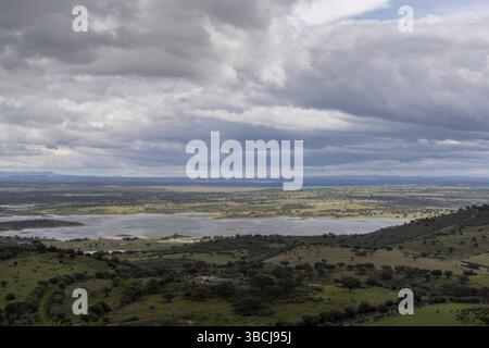 Vue sur le paysage du réservoir d'Alqueva, à la frontière de l'Espagne et du Portugal Banque D'Images