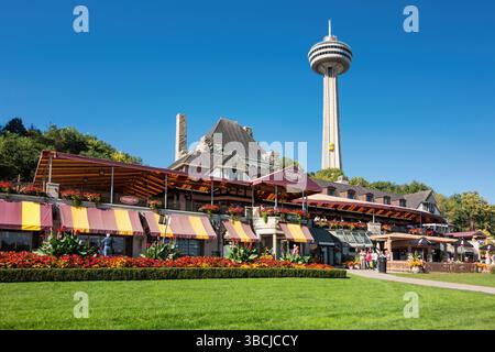 Boutique de cadeaux, restaurant et la tour Skylon au centre-ville de Niagara Falls, Ontario, Canada. Banque D'Images