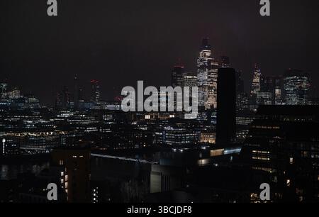 La ville de Londres et la Tamise illuminées la nuit Banque D'Images