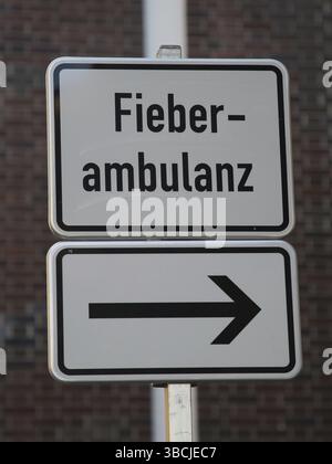 Wegweiser zur Fieberambulanz Magdeburg in Saxe-Anhalt in Corona COVID-19 SARS-CoV-2 Pandemie 2020, Guide de la clinique de fièvre Magdeburg in Saxe-an Banque D'Images