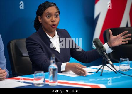 Londres, Royaume-Uni. 19 mai 2025. Le chef du Parti conservateur (et LOTO), Kemi Badenoch, prend la parole lors d'une conférence de presse sur le sommet Royaume-Uni/UE à l'hôtel Conrad. Crédit : Banque D'Images