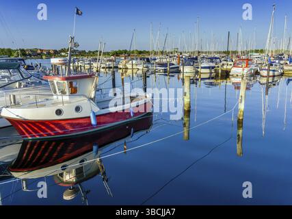 Middelfart, Danemark - 8 juin 2021 : bateaux à moteur et voiliers colorés dans la marina et le port de plaisance de Middelfart dans le sud du Danemark dans une chaude soirée Banque D'Images