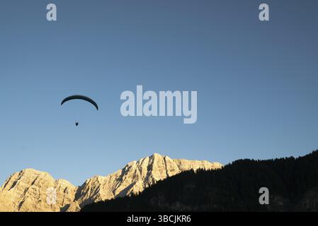 Silhouette de la dolomite en parapente paysage de montagne dans la lumière du soir près de la Valle Banque D'Images