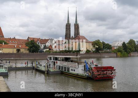 Wroclaw, Pologne - 17 septembre 2021 : vue sur la cathédrale et la rivière Oder et un bateau de croisière touristique dans le centre-ville historique de Wroclaw Banque D'Images