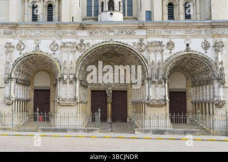 France - 27 août 2019 : vue rapprochée des trois portes de l'église historique Saint Michel, dans le centre historique de Dijon, en Bourgogne Banque D'Images