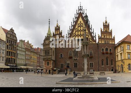 Wroclaw, Pologne - 17 septembre 2021 : centre historique de la vieille ville de Breslau avec des bâtiments hauts en couleur sur la place principale de la ville, près de l'hôtel de ville Banque D'Images