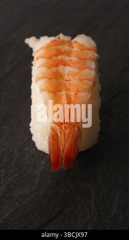 Nigiri Sushi sur une ardoise foncé, selective focus on foreground Banque D'Images