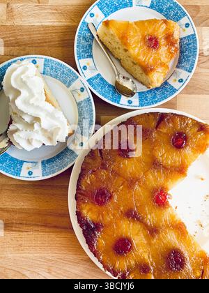 Gâteau à l'envers à l'ananas maison avec des cerises confites sur fond de bois. Directement au-dessus. Banque D'Images