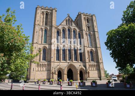 Cathédrale de Ripon, à Ripon, dans le Yorkshire du Nord par une journée ensoleillée avec des décorations du VE Day à l'extérieur. Banque D'Images