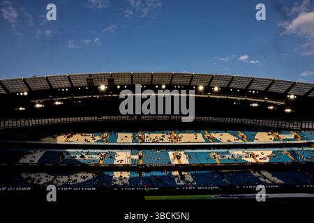 Le soleil se couche sur l'Etihad Stadium avant le match de premier League Manchester City vs Bournemouth à l'Etihad Stadium, Manchester, Royaume-Uni, le 20 mai 2025 (photo par Mark Cosgrove/News images) Banque D'Images