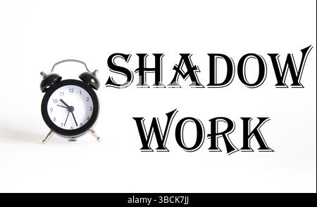 Symbole de travail d'ombre. Concept words Shadow Work sur un beau fond blanc avec réveil. Business et Shadow Work concept. Copier l'espace. Banque D'Images