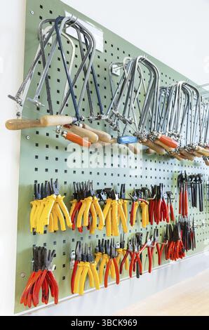 D'une pince et d'autres outils hanging on wall en classe à l'école secondaire Banque D'Images