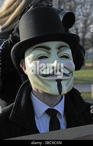 Plusieurs milliers de partisans d’Occupy ont de nouveau manifesté pacifiquement contre le pouvoir des banques devant le Reichstag à Berlin. Sous le champ Mo Banque D'Images