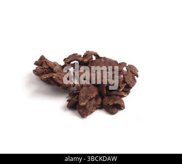 Délicieux biscuits bio aux flocons de maïs faits maison avec du chocolat sur un arrière-plan blanc Banque D'Images