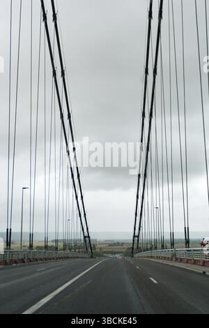 France - 15 août 2019 : vue verticale du pont suspendu de Tancarville en Normandie Banque D'Images