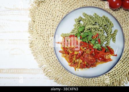 Nouilles de légumineuses vertes à base de haricots mungo et ragoût de légumes à partir de poivrons et de tomates, repas végétalien sans gluten avec beaucoup de protéines, de vitamines et de vi Banque D'Images