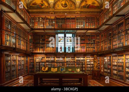 New York, États-Unis, 21 août 2024. Intérieur de la bibliothèque Morgan, une impressionnante collection de livres anciens et rares. C'était l'ancienne bibliothèque privée du Banque D'Images