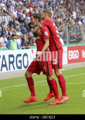 Branimir Hrgota (31 ans) et Luc Cataignos (30 ans) (tous deux Eintracht Francfort) célébrant un but lors du match du 1er tour de la DFB Cup 2016/17 entre 1.FC Magd Banque D'Images