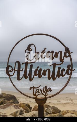 Panneau métallique sur l'île de Palomas à Tarifa avec l'Atlantique L'océan derrière Banque D'Images
