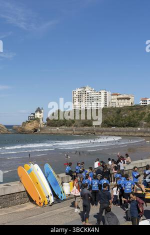 France - 21 octobre 2020 : de jeunes étudiants de surf se préparent à des cours de surf sur la plage de Biarritz Banque D'Images