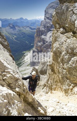 Italie - 3 septembre 2019 : alpiniste masculin sur une via Ferrata escarpée au-dessus de Cortina d'Ampezzo Banque D'Images