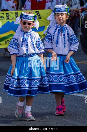 Deux filles en robes ukrainiennes traditionnelles à la parade de la fête de Victoria le 19 mai 2025 à Victoria, Colombie-Britannique, Canada. Banque D'Images