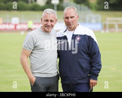 L'entraîneur-chef Pavel Dotchev, le président Helge Leonhardt, les deux FC Erzgebirge Aue 2.Bundesliga 2016-17 au match amical FC Erzgebirge Aue, Hanovre 96 Banque D'Images