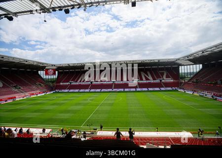 MAINZ, ALLEMAGNE - 17 MAI 2025 : intérieur du stade, la Bundesliga match 1.FSV Mainz 05 vs Bayer 04 Leverkusen à Mewa Arena. Banque D'Images