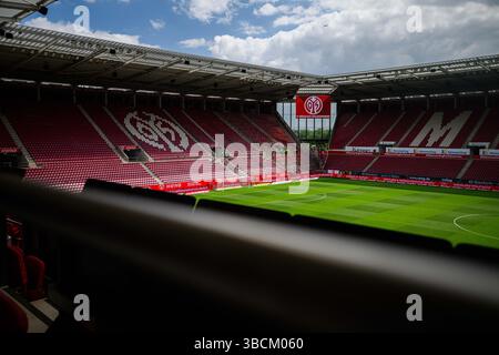 MAINZ, ALLEMAGNE - 17 MAI 2025 : intérieur du stade, la Bundesliga match 1.FSV Mainz 05 vs Bayer 04 Leverkusen à Mewa Arena. Banque D'Images