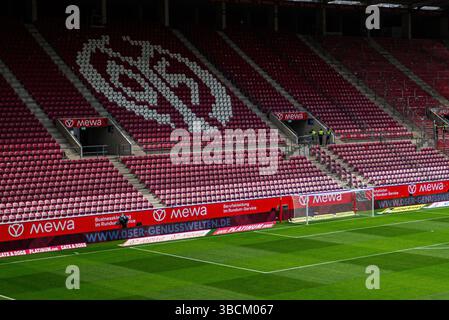 MAINZ, ALLEMAGNE - 17 MAI 2025 : intérieur du stade, la Bundesliga match 1.FSV Mainz 05 vs Bayer 04 Leverkusen à Mewa Arena. Banque D'Images