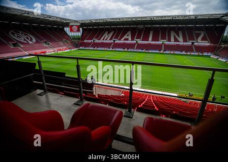 MAINZ, ALLEMAGNE - 17 MAI 2025 : intérieur du stade, la Bundesliga match 1.FSV Mainz 05 vs Bayer 04 Leverkusen à Mewa Arena. Banque D'Images