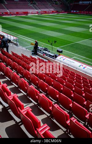 MAINZ, ALLEMAGNE - 17 MAI 2025 : intérieur du stade, la Bundesliga match 1.FSV Mainz 05 vs Bayer 04 Leverkusen à Mewa Arena. Banque D'Images