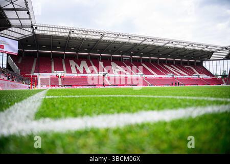MAINZ, ALLEMAGNE - 17 MAI 2025 : intérieur du stade, la Bundesliga match 1.FSV Mainz 05 vs Bayer 04 Leverkusen à Mewa Arena. Banque D'Images