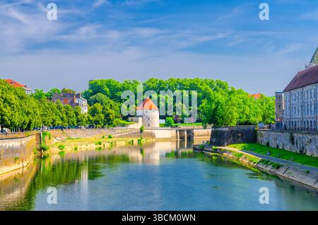 Tour de balle Tour de la pelote bâtiment médiéval fortifié sur la digue du Doubs et Quai Vauban dans Besançon vieille ville centre ville, la boucle de Banque D'Images