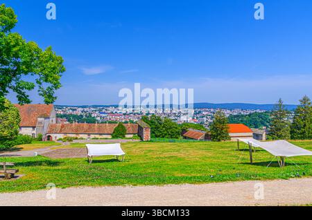 Parc Saint-Étienne de la Citadelle et vue panoramique aérienne de Besançon, panorama du centre historique de Besançon ville skyline, paysage urbain de Besançon sous su ensoleillé Banque D'Images