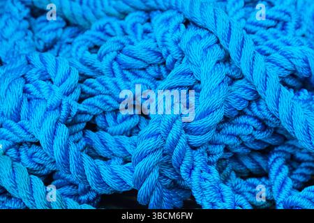 Pile de corde bleue tressée enchevêtrée, gros plan. Banque D'Images