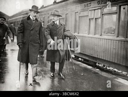 Walther Rathenau arrivée en train pour une conférence économique de Cannes en 1922. Walther Rathenau (29 septembre 1867 - 24 juin 1922) est un industriel, écrivain et homme politique allemand qui a servi comme ministre des Affaires étrangères de l'Allemagne de février 1922 jusqu'à son assassinat en juin 1922. En 1921, il est nommé ministre de la reconstruction et un an plus tard ministre des Affaires étrangères. Deux mois après la signature du traité de Rapallo, Rathenau est assassiné par des membres de l'organisation ultra-nationaliste Consul à Berlin. Banque D'Images