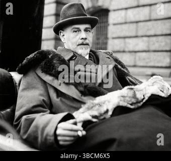 Walther Rathenau (29 septembre 1867 - 24 juin 1922) est un industriel, écrivain et homme politique allemand qui a servi comme ministre des Affaires étrangères de l'Allemagne de février 1922 jusqu'à son assassinat en juin 1922. En 1921, il est nommé ministre de la reconstruction et un an plus tard ministre des Affaires étrangères. Deux mois après la signature du traité de Rapallo, Rathenau est assassiné par des membres de l'organisation ultra-nationaliste Consul à Berlin. Banque D'Images