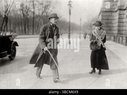 Walther Rathenau (29 septembre 1867 - 24 juin 1922) est un industriel, écrivain et homme politique allemand qui a servi comme ministre des Affaires étrangères de l'Allemagne de février 1922 jusqu'à son assassinat en juin 1922. En 1921, il est nommé ministre de la reconstruction et un an plus tard ministre des Affaires étrangères. Deux mois après la signature du traité de Rapallo, Rathenau est assassiné par des membres de l'organisation ultra-nationaliste Consul à Berlin. Banque D'Images