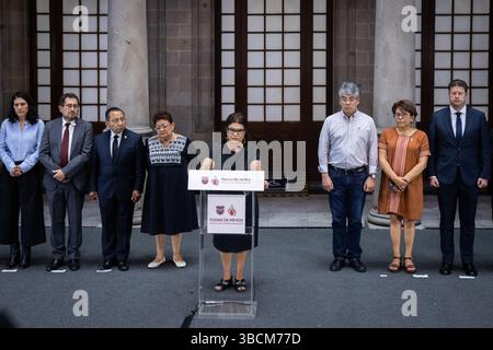 Mexico, Mexique. 20 mai 2025. Clara Brugada (Front), maire de Mexico, prononce une conférence de presse à Mexico, Mexique, le 20 mai 2025. Deux proches collaborateurs du maire de Mexico, Clara Brugada, ont été assassinés mardi matin dans une attaque : sa secrétaire personnelle, Ximena Guzman, et son conseiller, Jose Munoz. Crédit : Str/Xinhua/Alamy Live News Banque D'Images