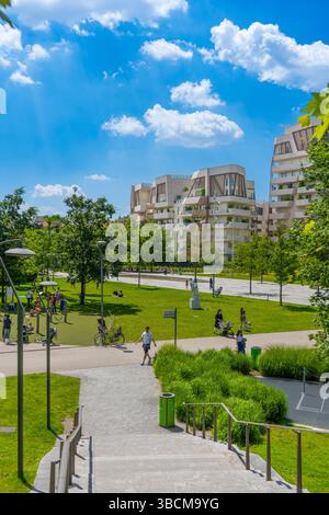 Libeskind résidences à CityLife Milan par une journée ensoleillée avec parc urbain et les gens marchant, architecture de luxe moderne en Lombardie Banque D'Images