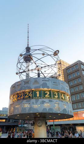 L'horloge mondiale (en allemand : Weltzeituhr), également connue sous le nom d'horloge mondiale Urania, est une grande horloge mondiale de style tourelle située sur la place publique d'Alexan Banque D'Images