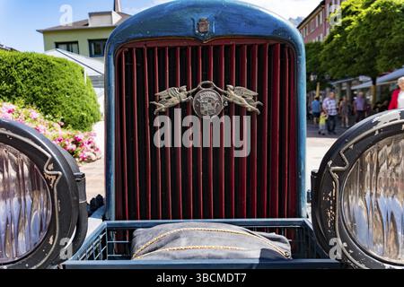 Suisse - 23 juin 2019 : gros plan de la grille du radiateur et du logo d'une Cadillac 1925 de sport de course bleue modèle 314 au Heidiland Classic car Banque D'Images