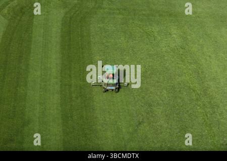 Berne, Suisse - 26 avril 2021 : une balade sur une tondeuse à gazon taillée sur un terrain de football Banque D'Images