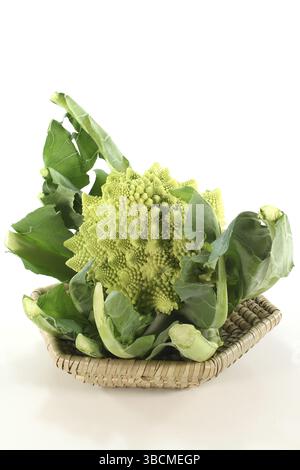 Légumes romanesco frais dans un panier sur fond blanc Banque D'Images
