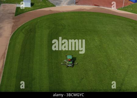 Berne, Suisse - 26 avril 2021 : une balade sur une tondeuse à gazon taillée sur un terrain de football Banque D'Images