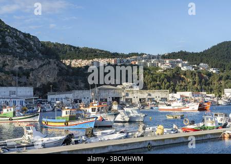 Sesimbra, Portugal - 16 décembre 2020 : vue sur le port et le village de Sesimbra au Portugal avec des bateaux de pêche colorés Banque D'Images