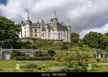Golspie, Royaume-Uni - 25 juin 2022 : vue sur le château et les jardins de Dunrobin dans les Highlands écossais Banque D'Images
