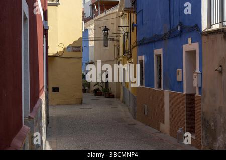 Villajoyosa, Espagne - 20 janvier 2022 : rue étroite avec de nombreuses maisons colorées dans le centre de la vieille ville historique Banque D'Images