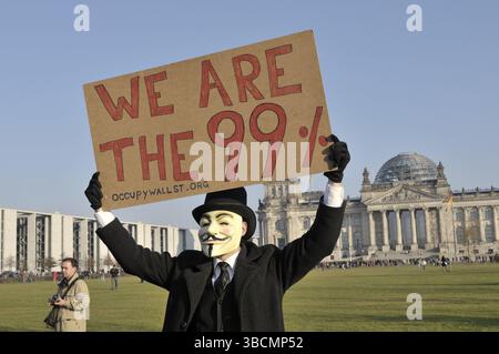Plusieurs milliers de partisans d'Occupy ont de nouveau manifesté pacifiquement contre le pouvoir des banques devant le Reichstag à Berlin (12.11.2011). Und Banque D'Images